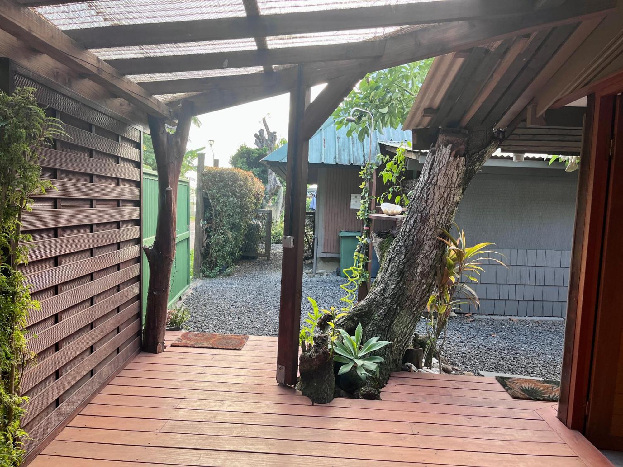 Faaora Lodge, Little Paradise Haapiti Exterior photo