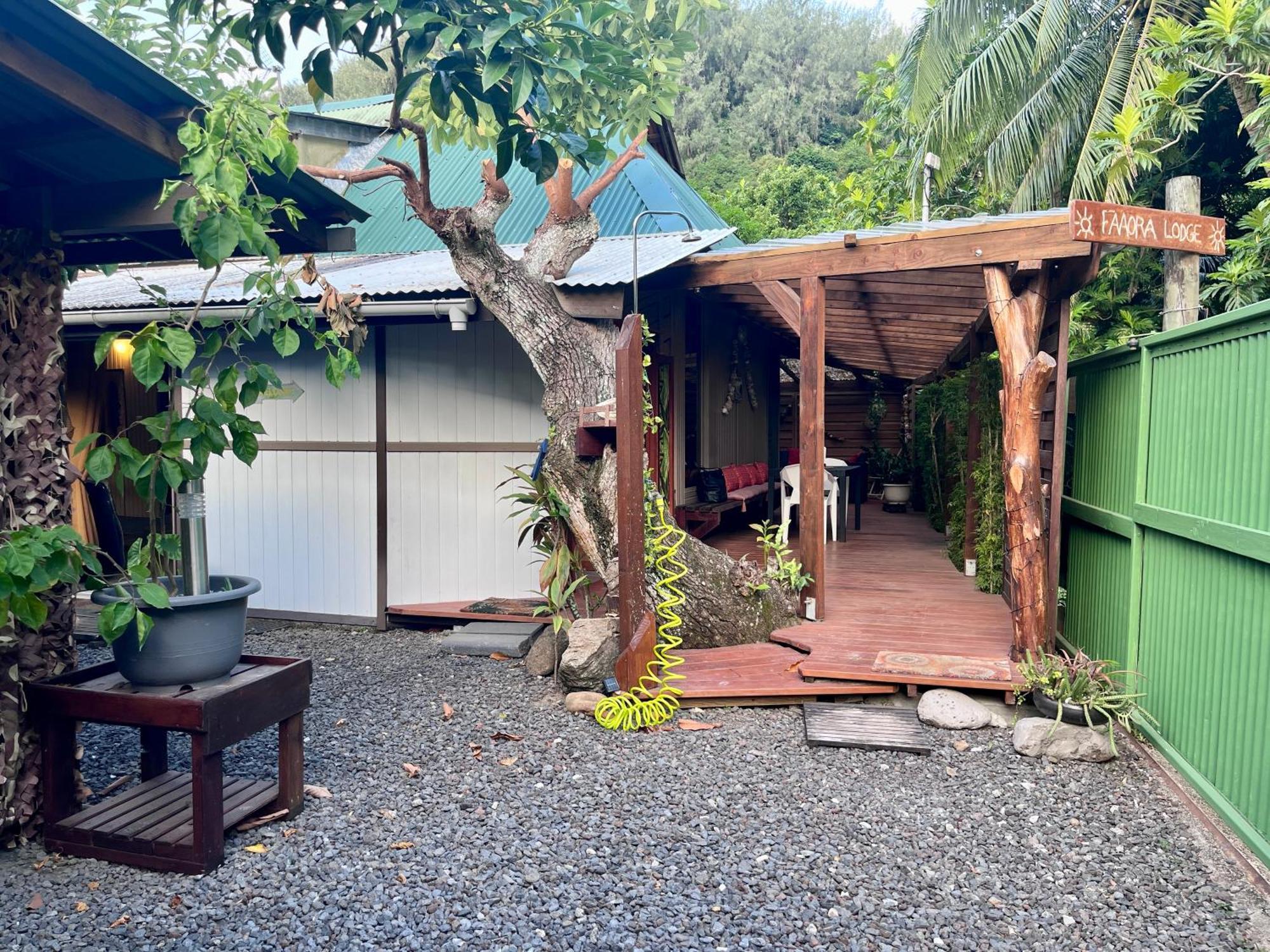 Faaora Lodge, Little Paradise Haapiti Exterior photo