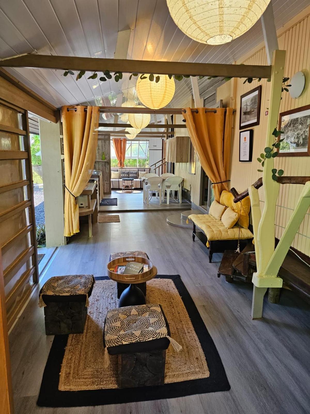 Faaora Lodge, Little Paradise Haapiti Exterior photo